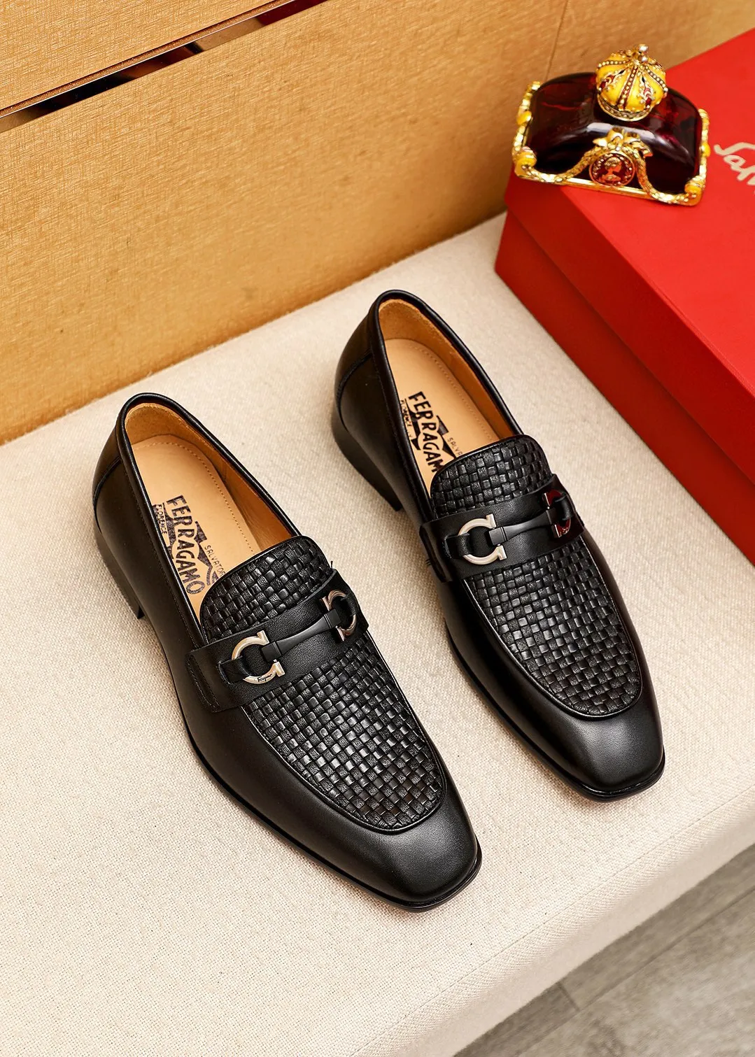 Men's shoes 💰442 💐 Product trademark: Ferragamo "Ferragamo" casual leather shoes Regular size: 38-44 (45.46🉑️customized) Product materials: Selected imported first-layer calfskin embossed upper + original hardware buckle, imported water-dyed cow leather lining. Strong three-dimensional visual effect, combined outsole Color: 1⃣️color optional